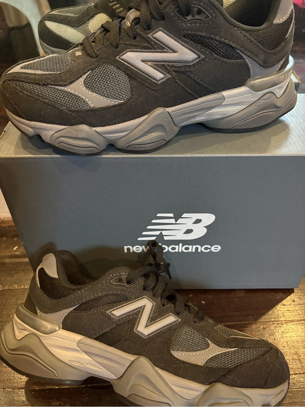 New Balance 9060 Boys size 7 Black and Gray